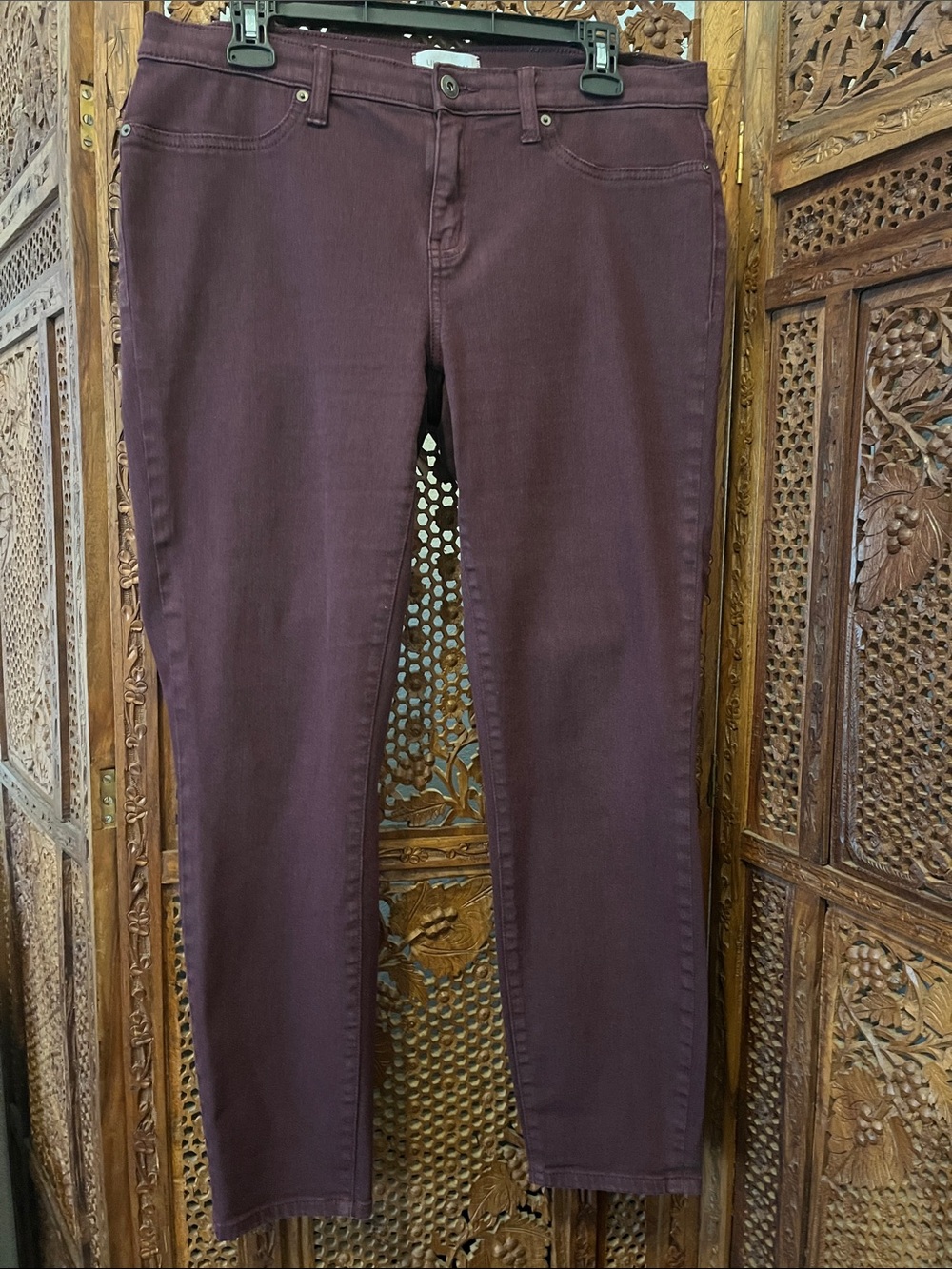 LILA RYAN Skinny Jeans in Burgundy
